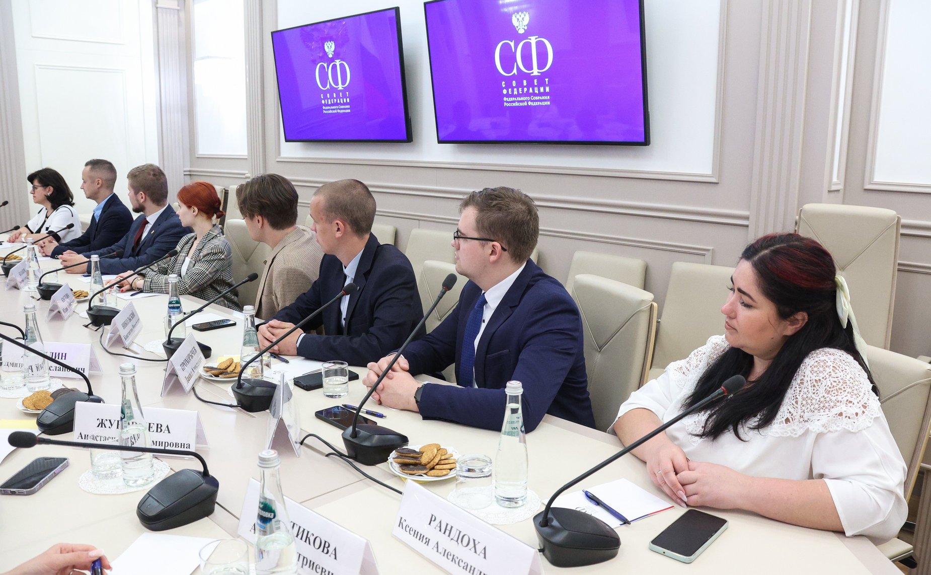 Встреча заместителя Председателя Совета Федерации Юрия Воробьева с членами Дискуссионного клуба Молодежного парламента Законодательного Собрания Вологодской области