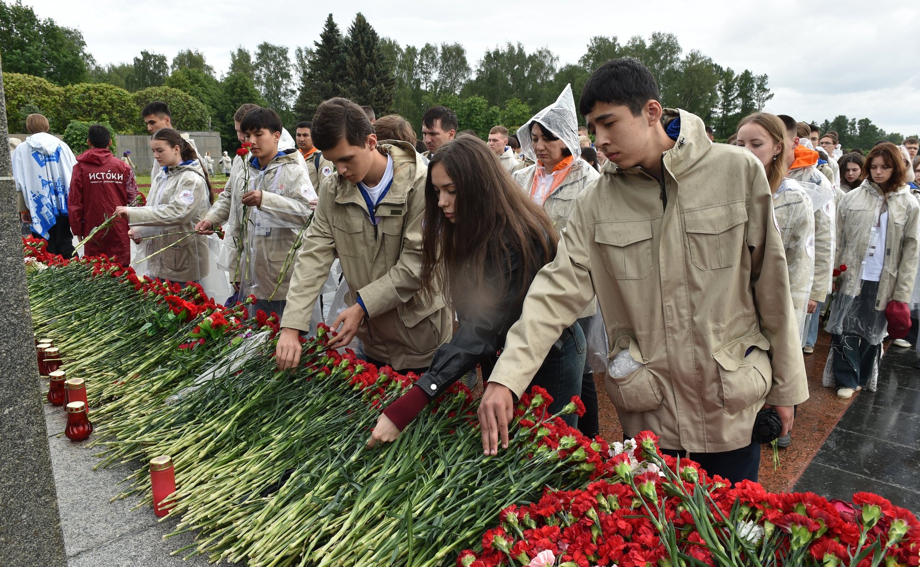 Участники проекта «Поезд Памяти» посетили Пискаревское мемориальное кладбище