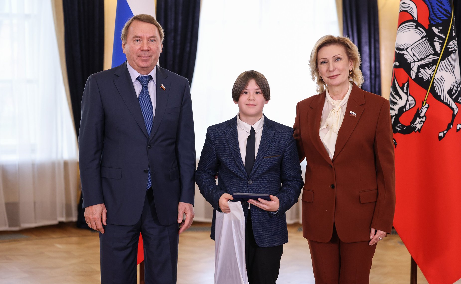 Инна Святенко и Владимир Кожин вручили награды юным героям — ученикам московских школ