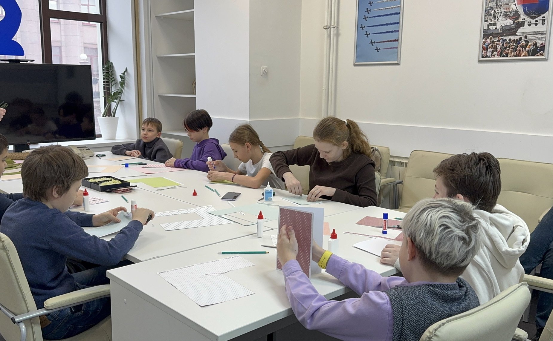 В рамках встречи Ольги Щетининой с мамами и женами участников СВО для участниц прошел мастер-класс по макияжу, а также мастер-класс по гостеприимству и деловому этикету