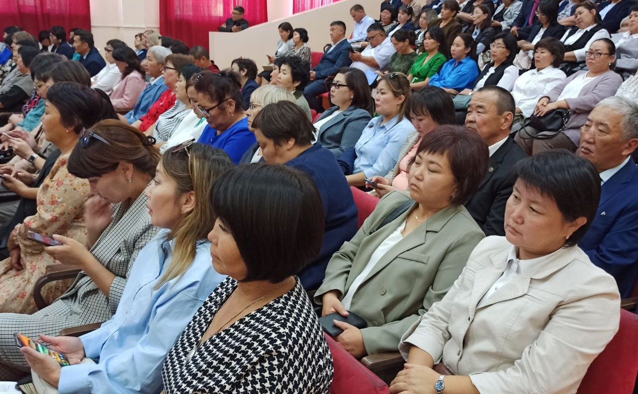 Баир Жамсуев поприветствовал участников ежегодной августовской конференции в Агинском Бурятском округе и поздравил работников образования с предстоящим началом учебного года