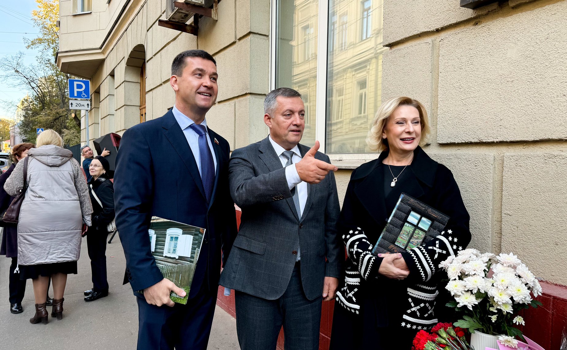 Инна Святенко и Андрей Чернышев открыли мемориальную доску Валентину Распутину