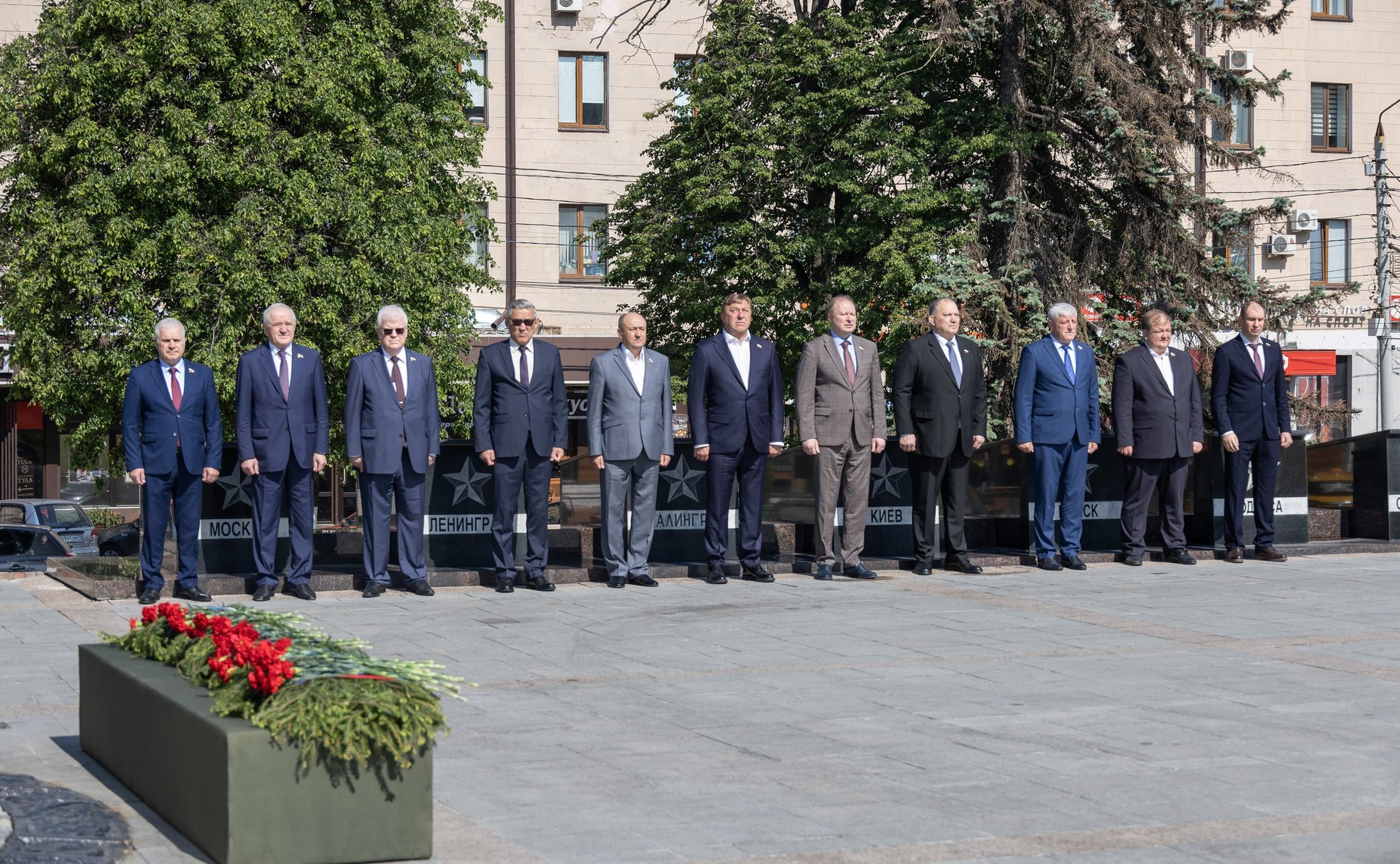 Сенаторы РФ приняли участие в возложении венка и цветов на Мемориальном комплексе «Три штыка»