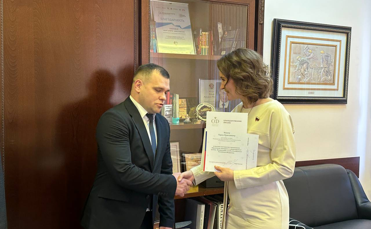 Маргарита Павлова в ходе работы в регионе вручила ряду сотрудников челябинских учреждений благодарности за работу по оказанию помощи семьям военнослужащих