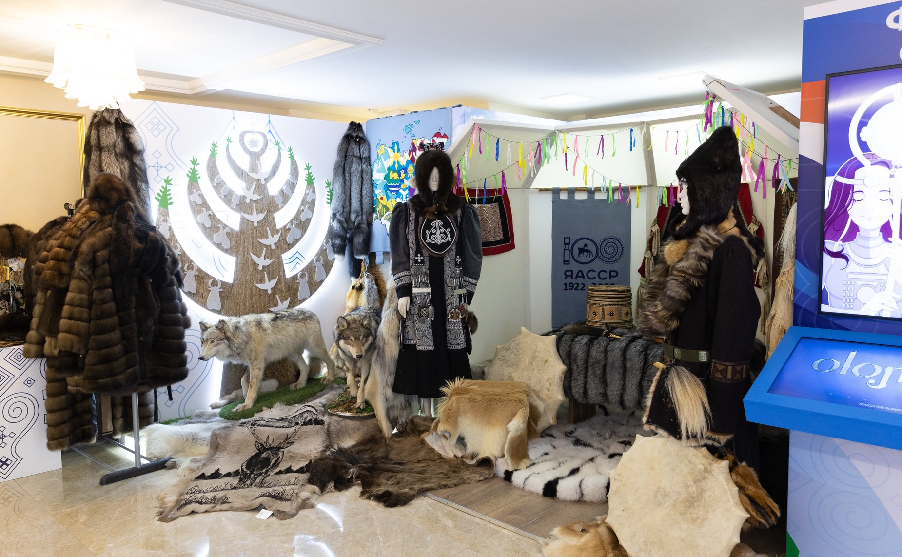 Валентина Матвиенко и Айсен Николаев осмотрели выставку, посвященную столетию Республики Саха (Якутия)