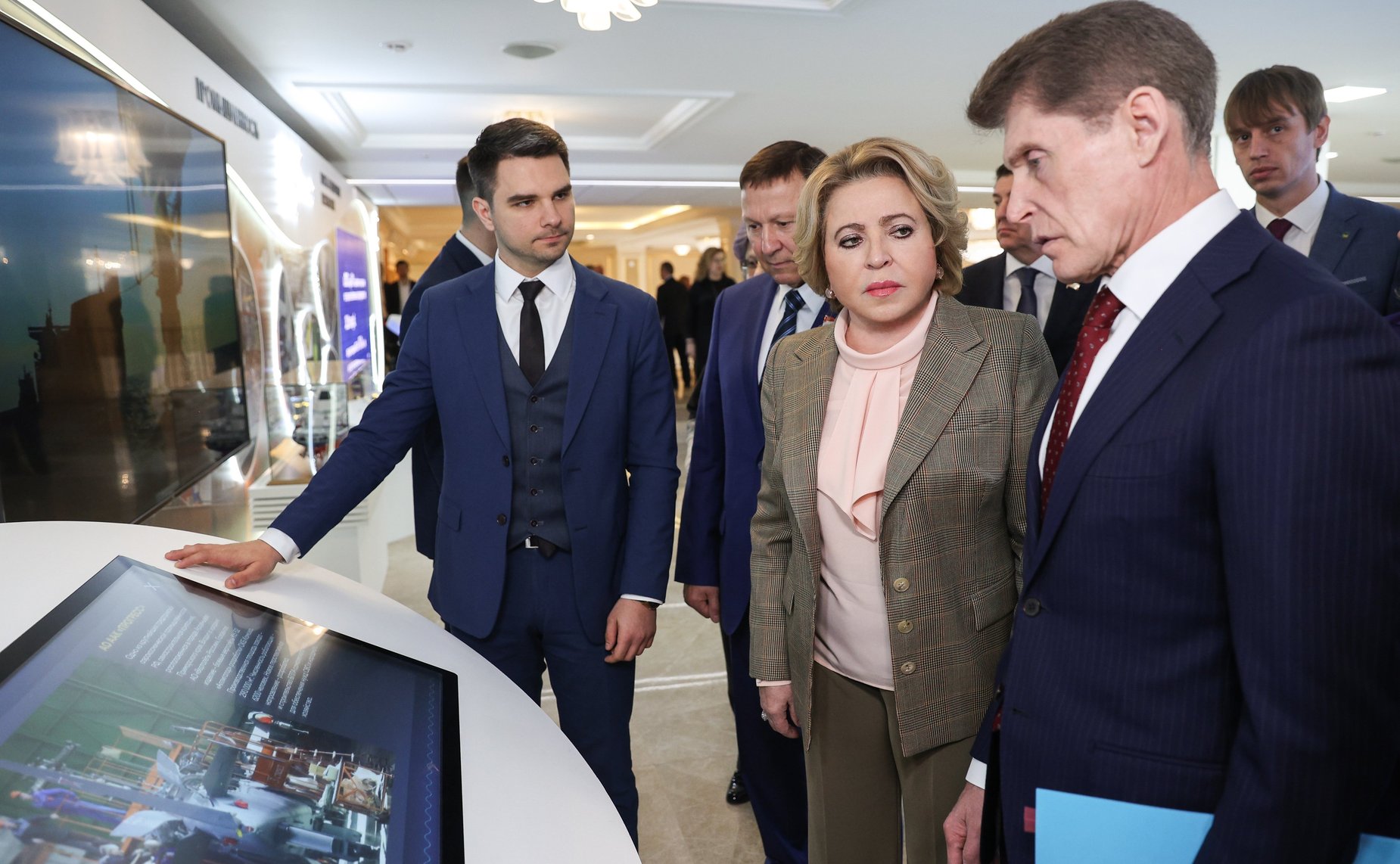 Валентина Матвиенко и Олег Кожемяко осмотрели выставку, посвященную истории и перспективам развития Приморского края