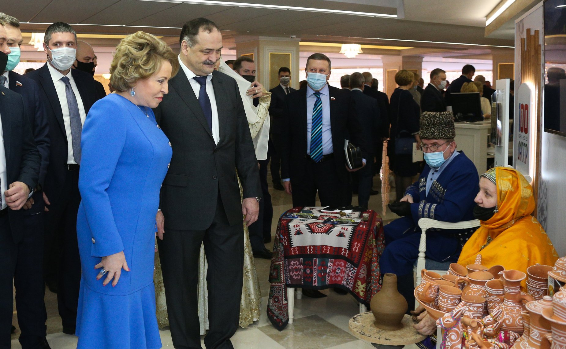 Валентина Матвиенко и Сергей Меликов посетили выставку, посвященную 100-летию Республики Дагестан