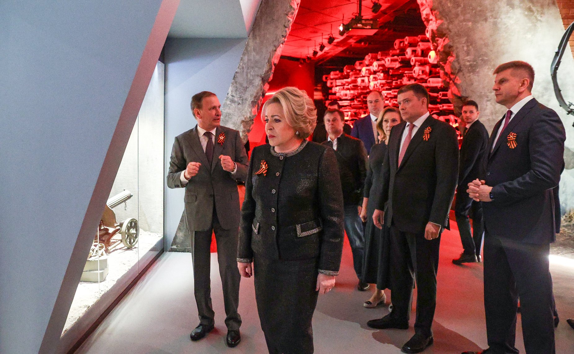 В Музее Победы делегация Совета Федерации осмотрела новую историко-мультимедийную экспозицию «Путь к Победе!», посвященную событиям, произошедшим на полях сражений в годы Великой Отечественной войны