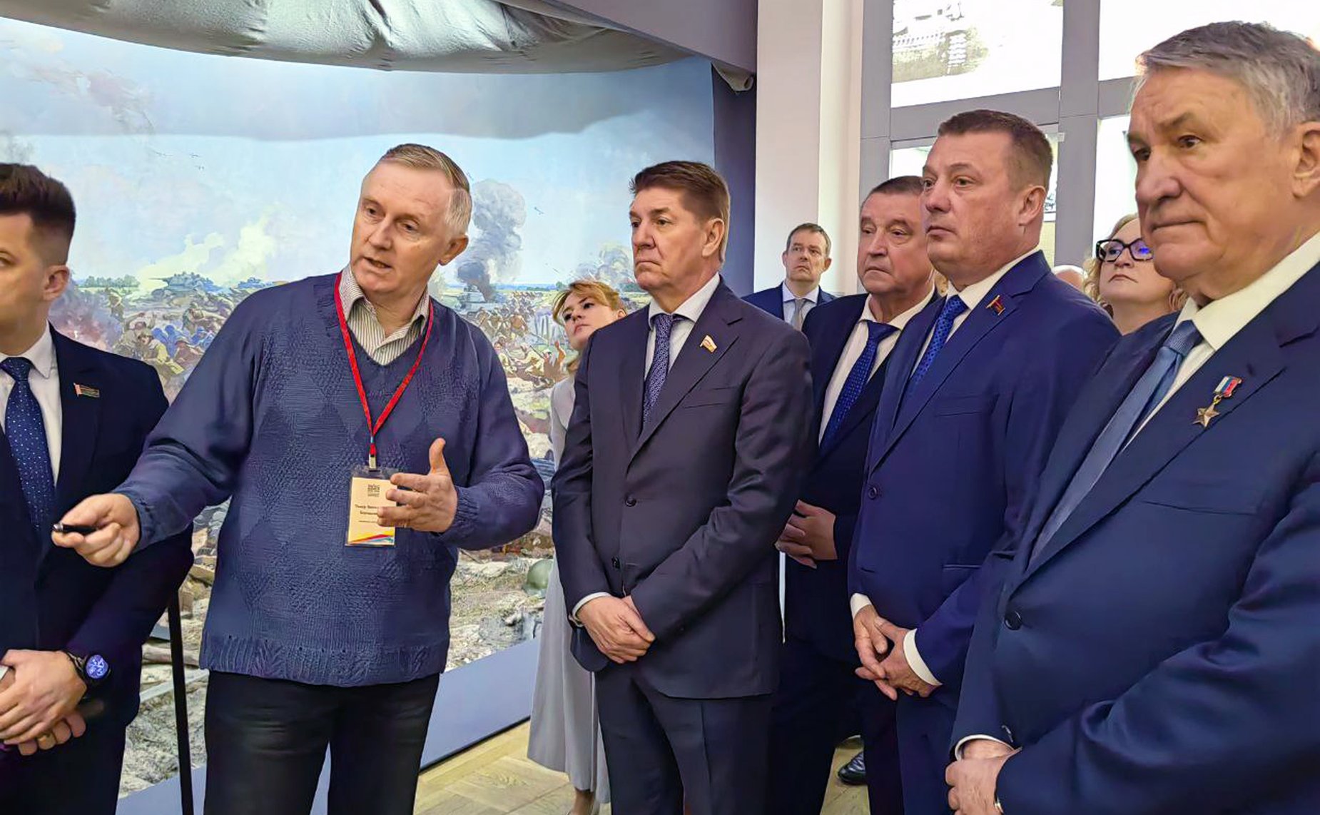 В рамках поездки в Смоленск делегации парламентариев России и Беларуси возложили цветы к Вечному огню в сквере Памяти Героев, а также посетили музей «Смоленщина в годы Великой Отечественной войны 1941 – 1945 годы»