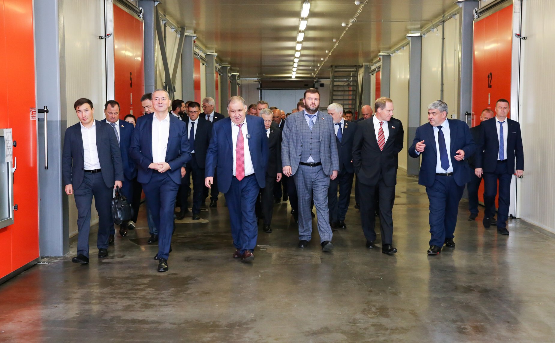 Члены Комитета СФ посетили сельскохозяйственные предприятия –тепличный комплекс и компанию, специализирующуюся на выращивании яблок