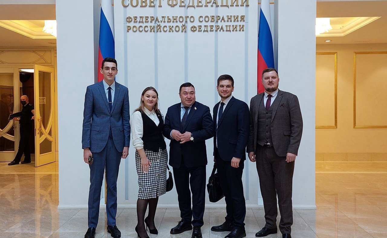 Александр Новьюхов провел в Совете Федерации рабочую встречу с представителями Молодежного парламента при региональной Думе