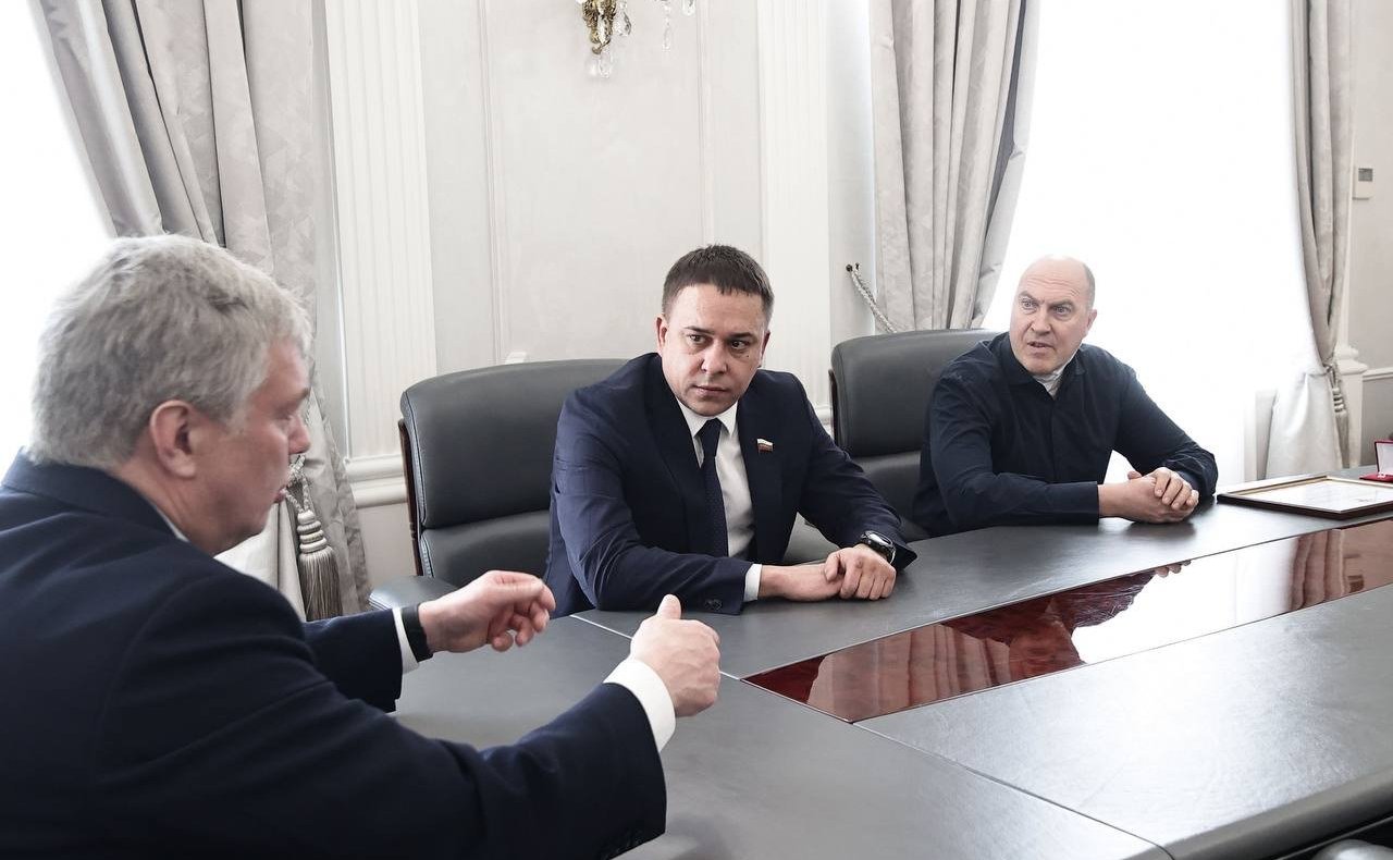 Айрат Гибатдинов совместно с губернатором Алексеем Русских вручил генеральному директору компании «АвтоДом» Дмитрию Кондратьеву Почетную грамоту Совета Федерации