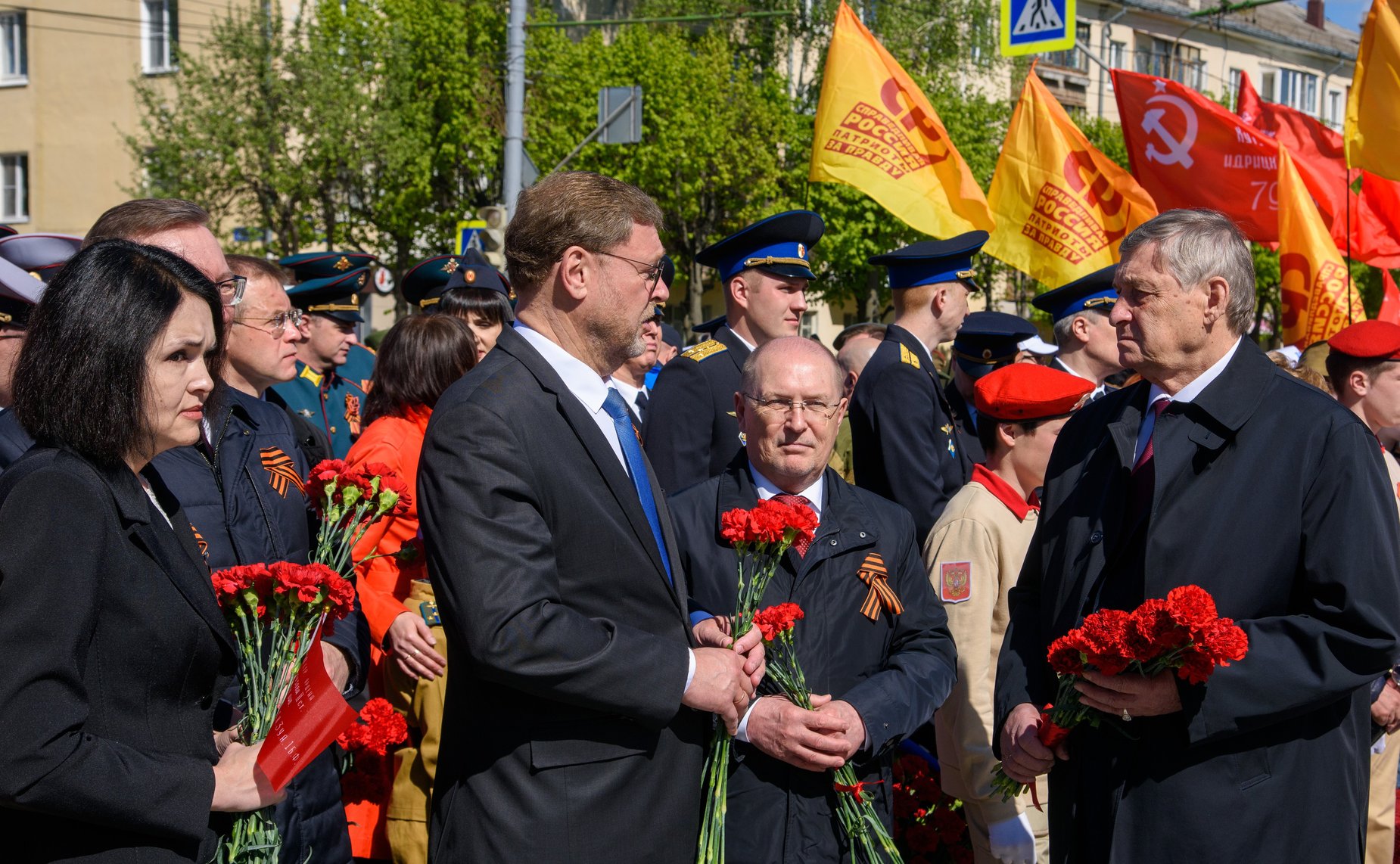Константин Косачев, Сергей Мартынов и участники торжественного митинга возложили цветы к мемориалу Воинской Славы и Вечному огню