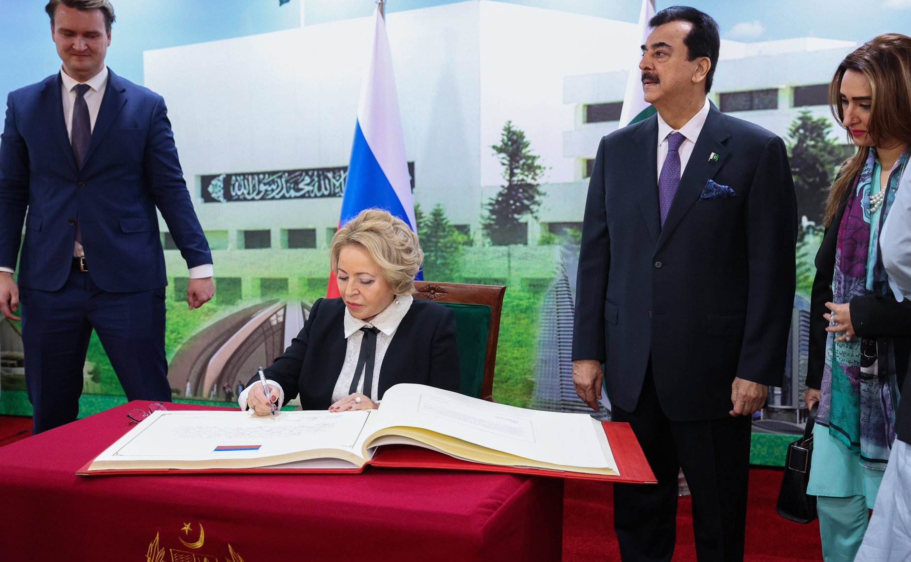 Валентина Матвиенко посетила Музей Сената Пакистана и оставила запись в Книге почётных гостей