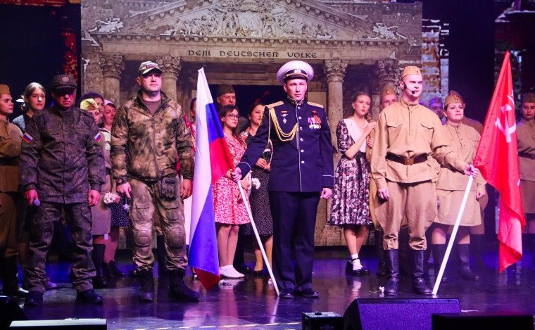 Александр Ролик встретился с ветеранами Великой Отечественной войны и принял участие в возложении венков к Вечному огню мемориала «Боевая слава Тихоокеанского флота»