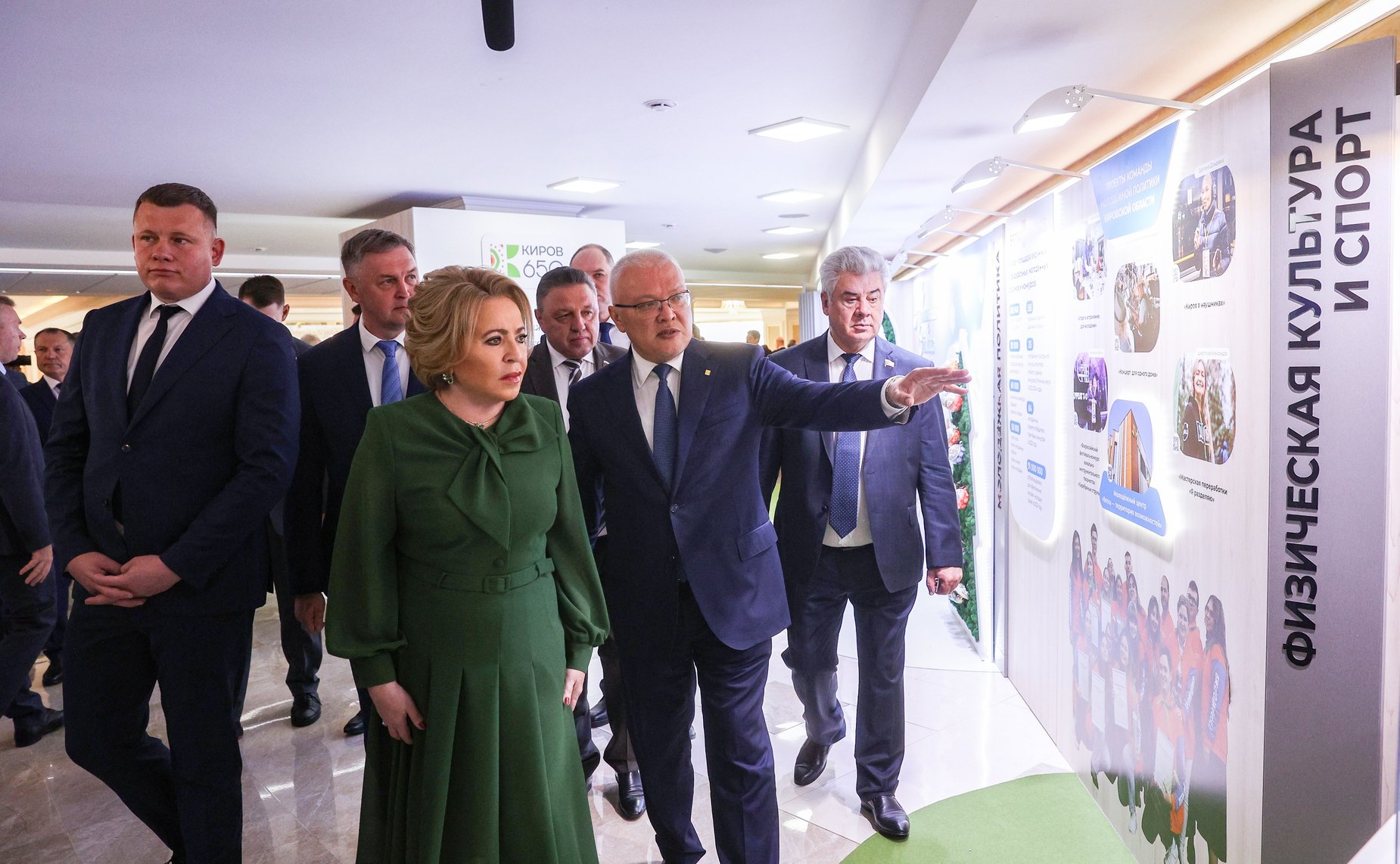 Валентина Матвиенко и Александр Соколов осмотрели выставку, посвященную истории и перспективным направлениям развития Кировской области