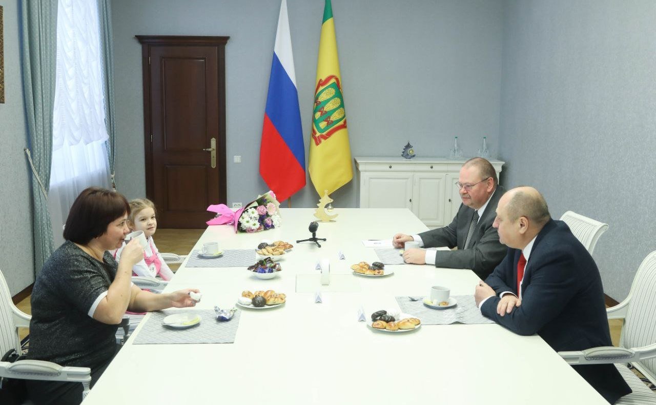 Николай Кондратюк вручил подарок первокласснице из Пензы