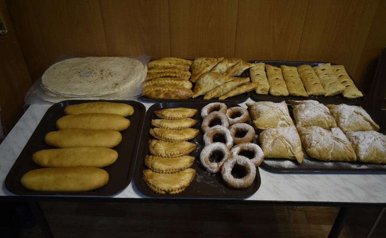 Татьяна Гигель в ходе рабочей поездки по региону побывала в районной пекарне и кондитерском цехе, открытых при пищевом предприятии в Усть-Коксинском районе