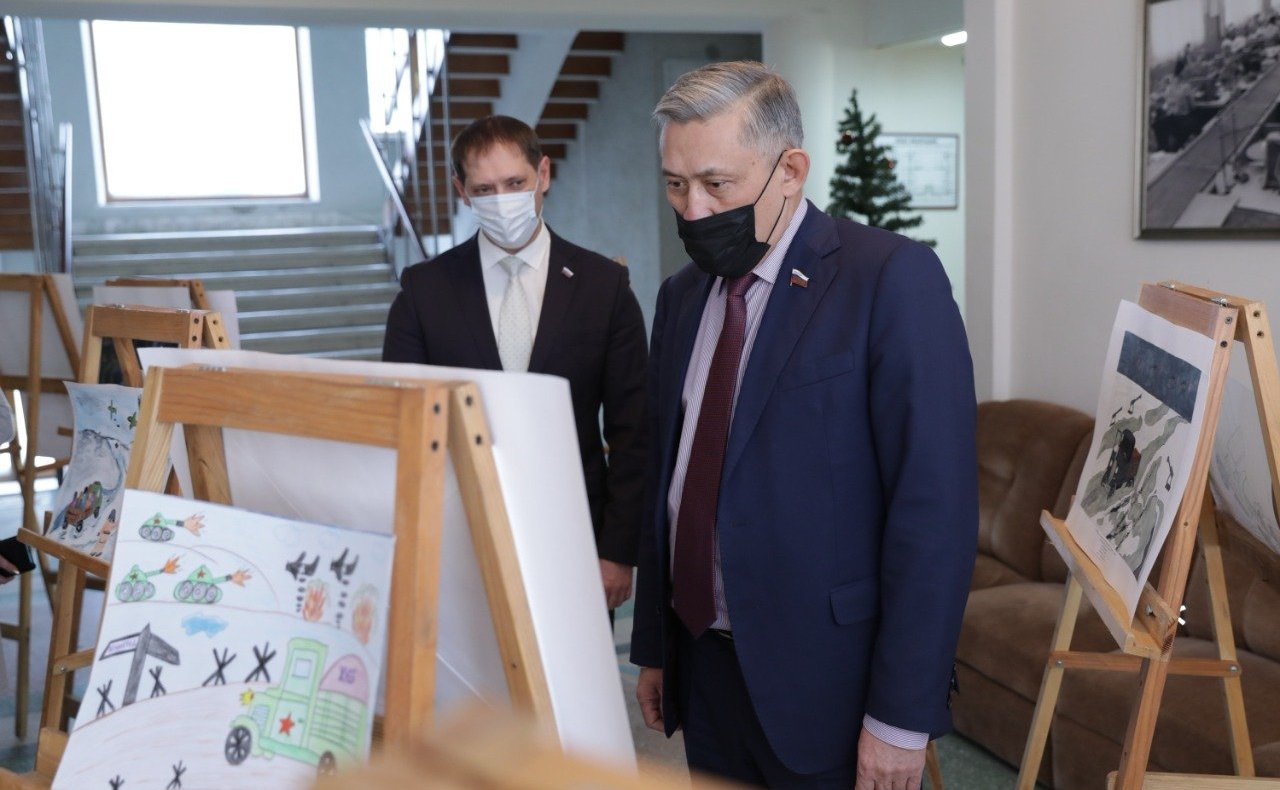 Юрий Валяев осмотрел экспозицию региональный этап конкурса детского рисунка, посвященного «Дороге жизни»