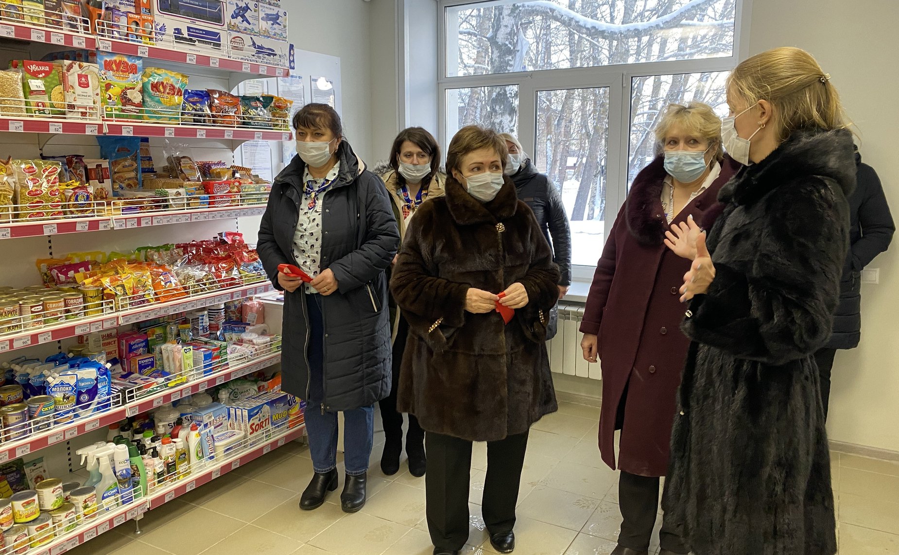 Елена Бибикова в рамках поездки в регион проинспектировала проведение капитального ремонта в отделении «Почты России», расположенном в одном из микрорайонов Пскова