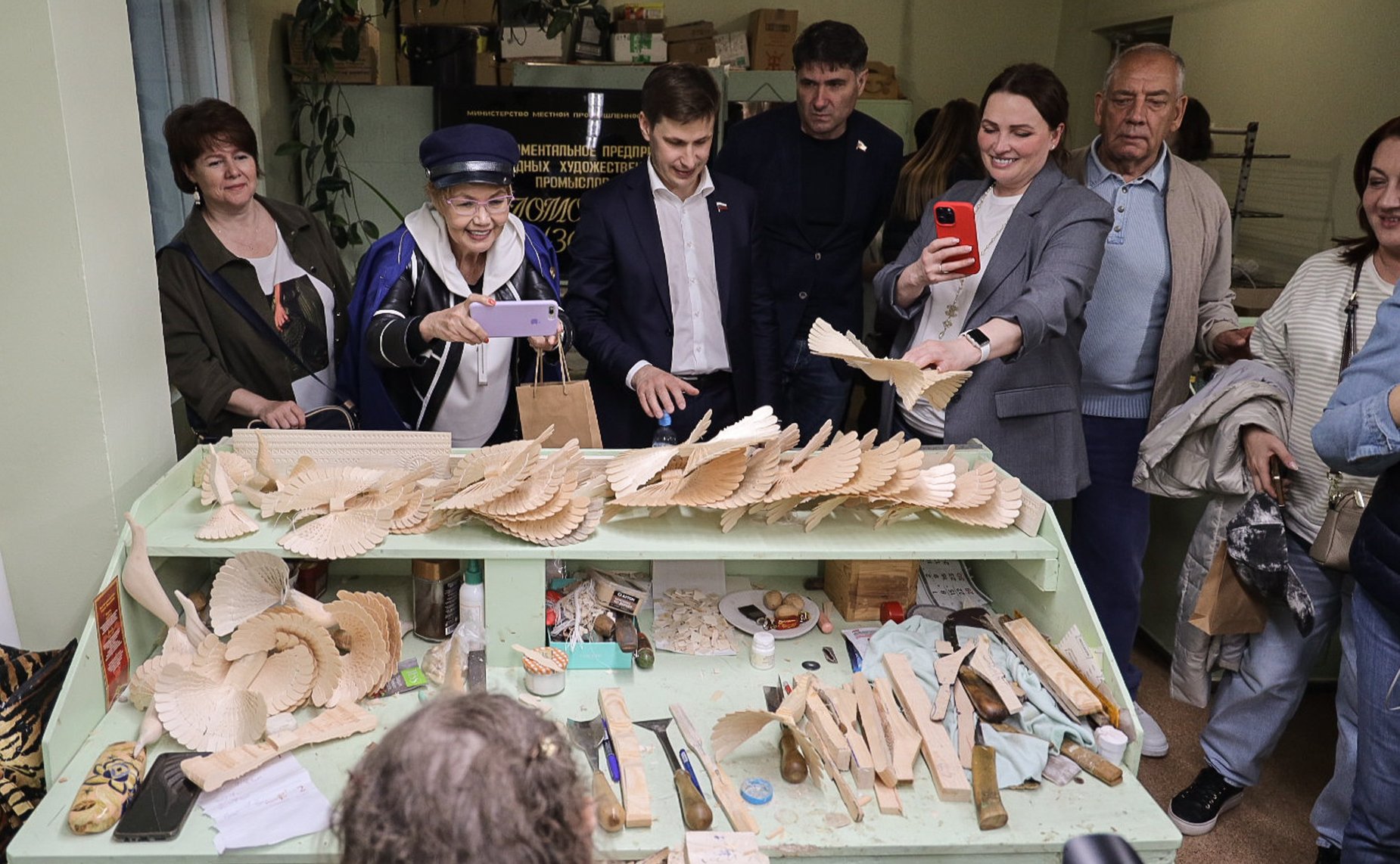 Члены Комиссии Совета Федерации по сохранению и развитию народных художественных промыслов встретились с представителями Художественного косторезного училища им.Н.Буторина и предприятия «Беломорские узоры»