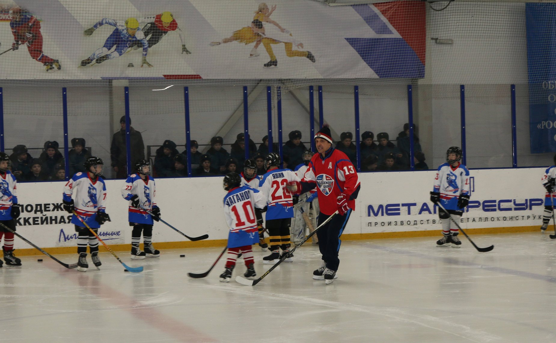 Ю. Воробьев и президент Федерации хоккея Московской области В. Каменский посетили Арктический спасательный центр «Вытегра»