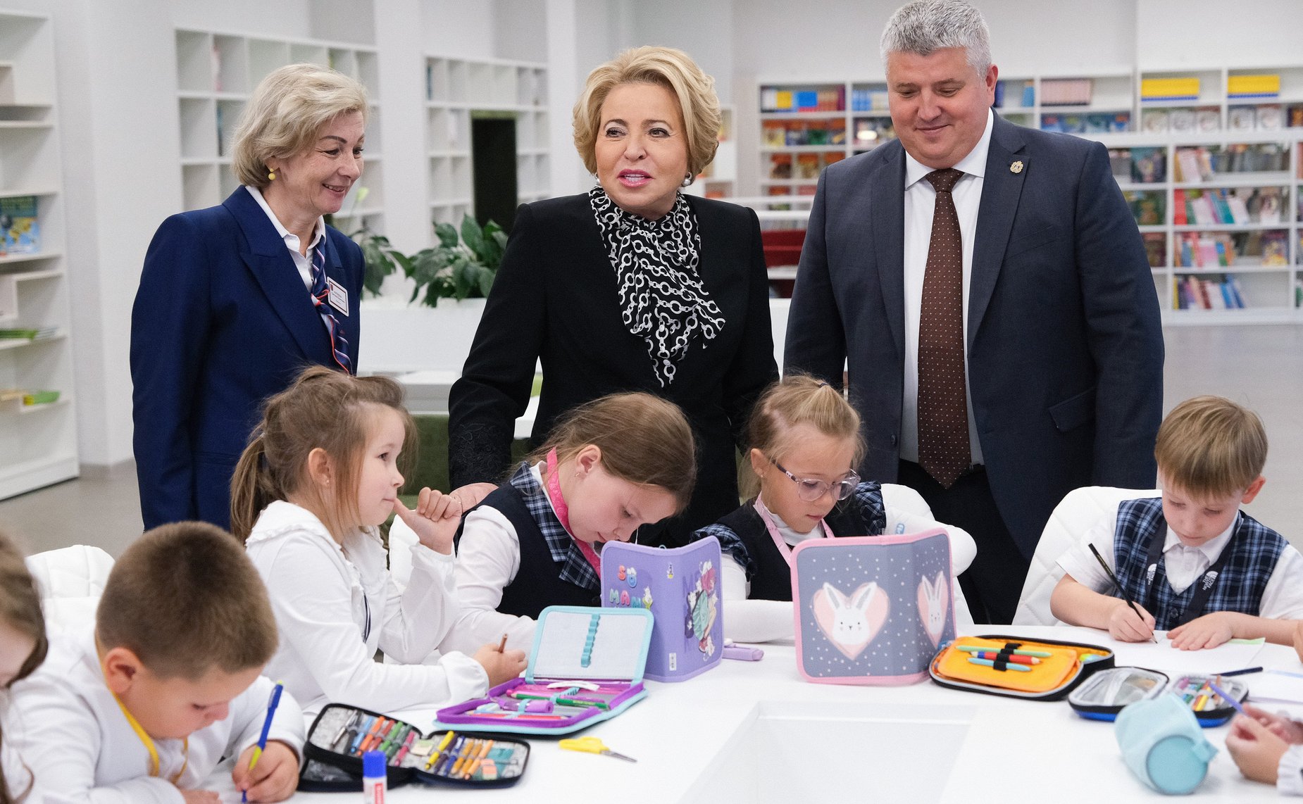 В рамках работы Х Парламентского форума «Историко-культурное наследие России» в Великом Новгороде Валентина Матвиенко посетила детскую общеобразовательную школу имени Г.Р. Державина и Дом музыки имени С.В. Рахманинова
