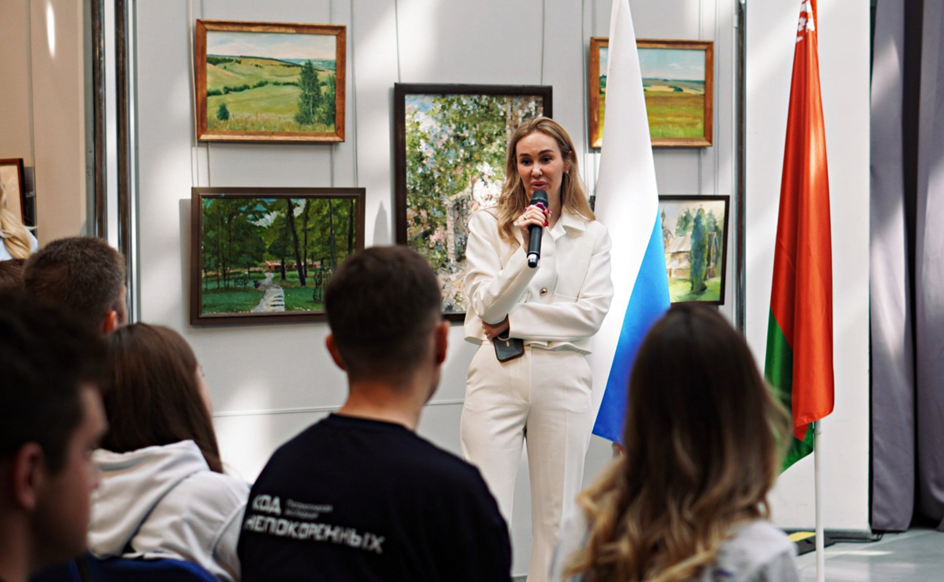 В Смоленске прошла патриотическая экспедиция «Код непокорённых» с участием молодых активистов из разных регионов России и Беларуси. Пленарная дискуссия проекта «Код непокоренных»