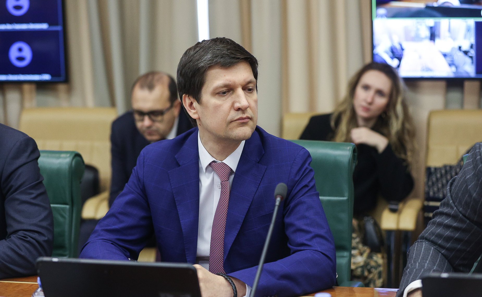 Круглый стол на тему «О мерах поддержки государственных корпораций и акционерных обществ с государственным участием»