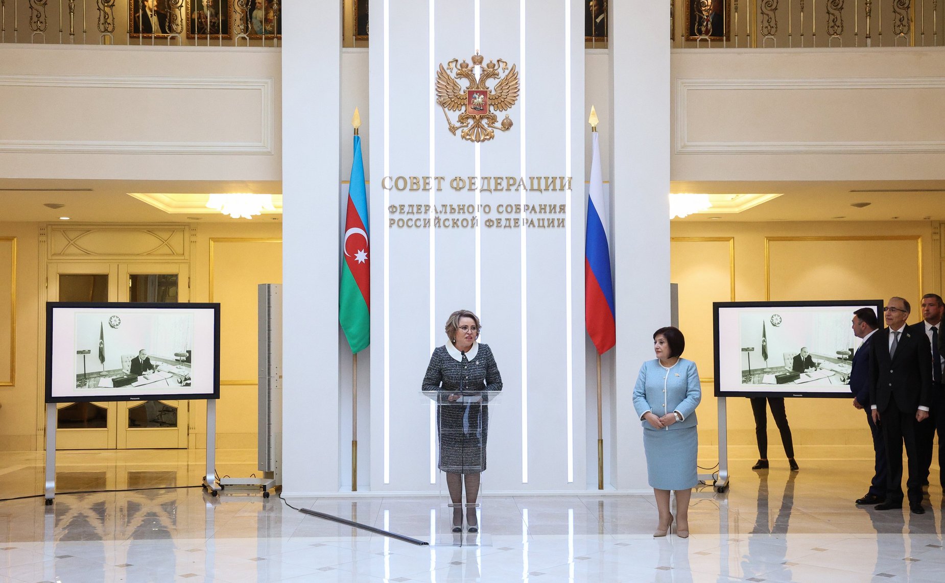 Валентина Матвиенко и Председатель Милли Меджлиса Азербайджанской Республики Сагиба Гафарова открыли в верхней палате российского парламента фотовыставку «В России часть моей души…», посвященную 100-летию со дня рождения Гейдара Алиева