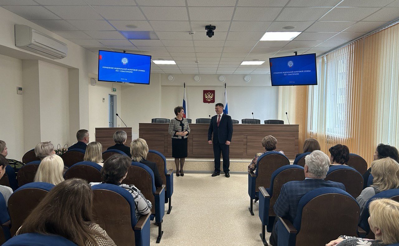 Екатерина Алтабаева на встрече с сотрудниками Управления Федеральной налоговой службы по городу Севастополю вручила Благодарность Председателя Совета Федерации