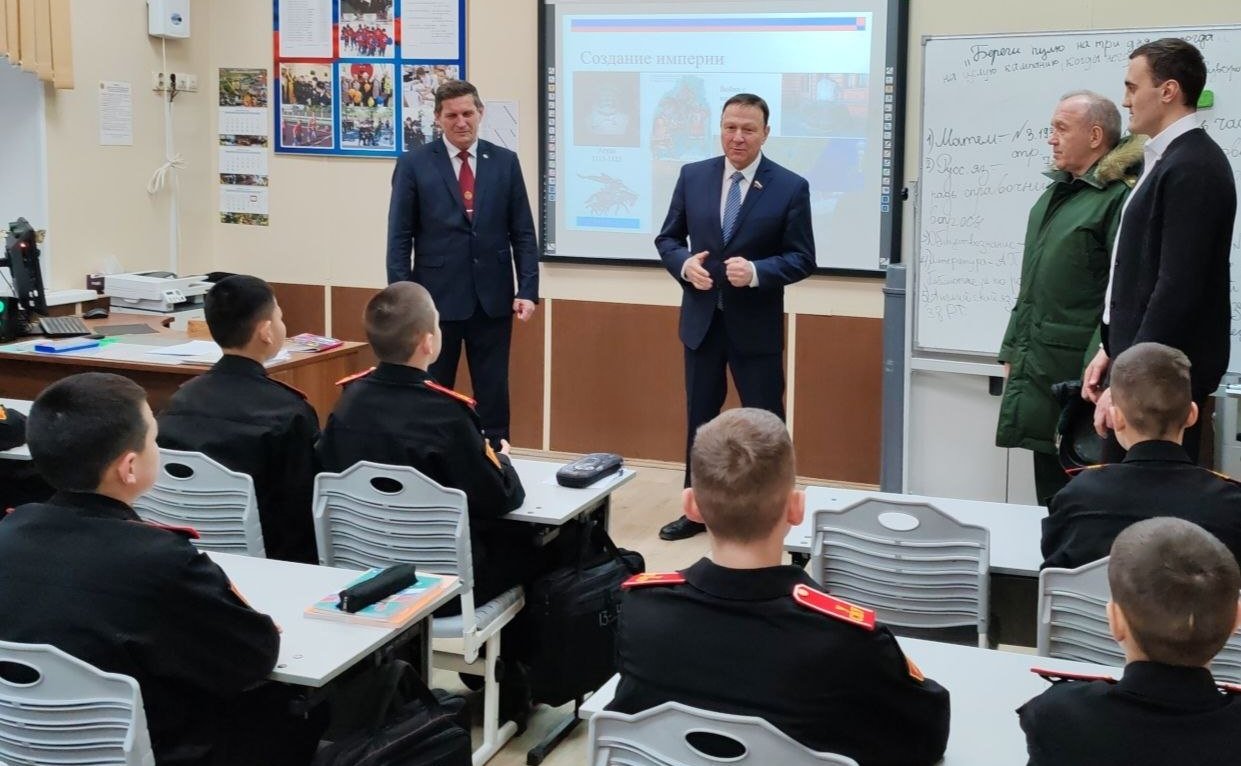 Александр Ролик посетил Уссурийское суворовское военное училище Министерства обороны РФ