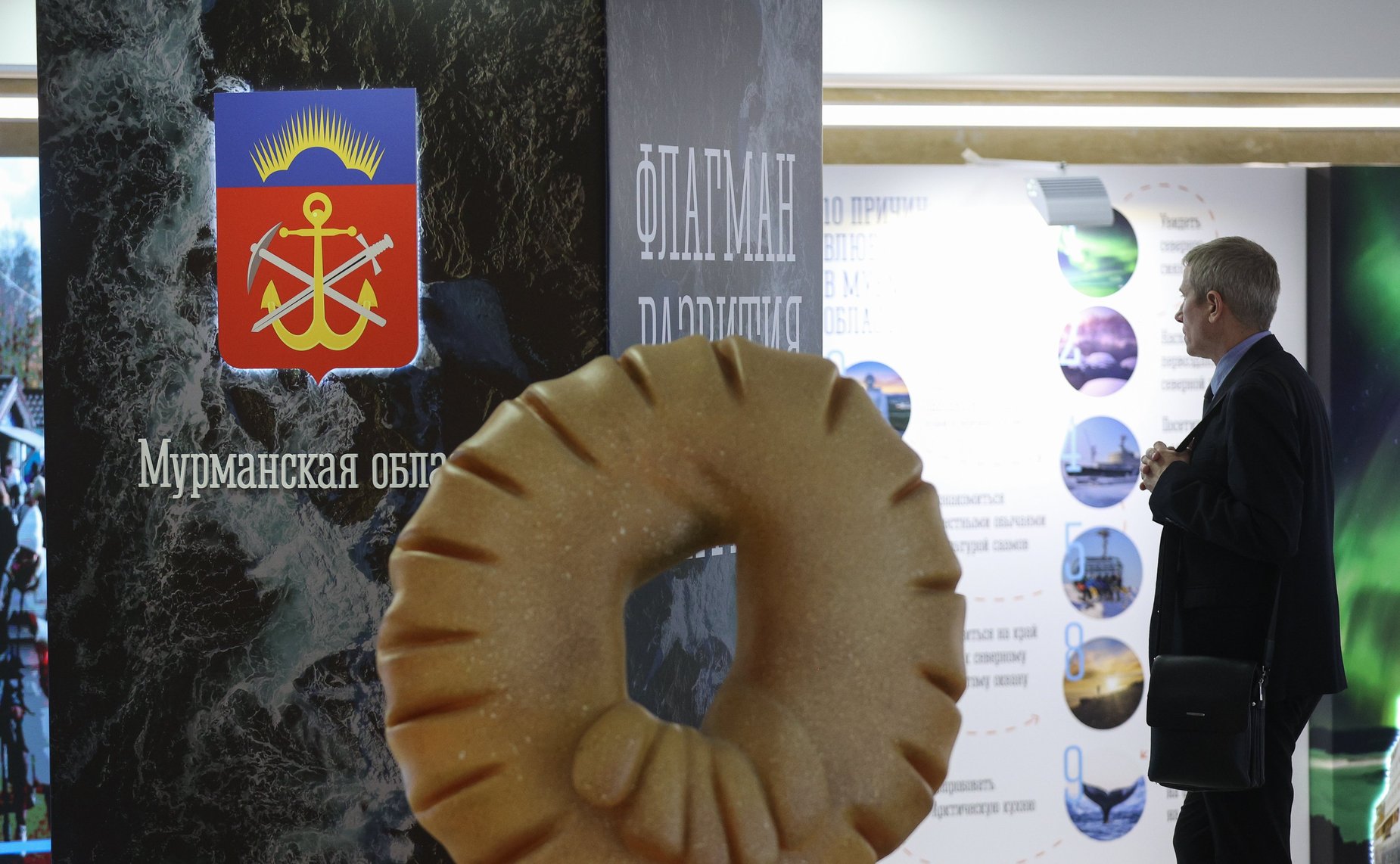 Валентина Матвиенко и Андрей Чибис осмотрели выставку, посвященную перспективным направлениям развития Мурманской области