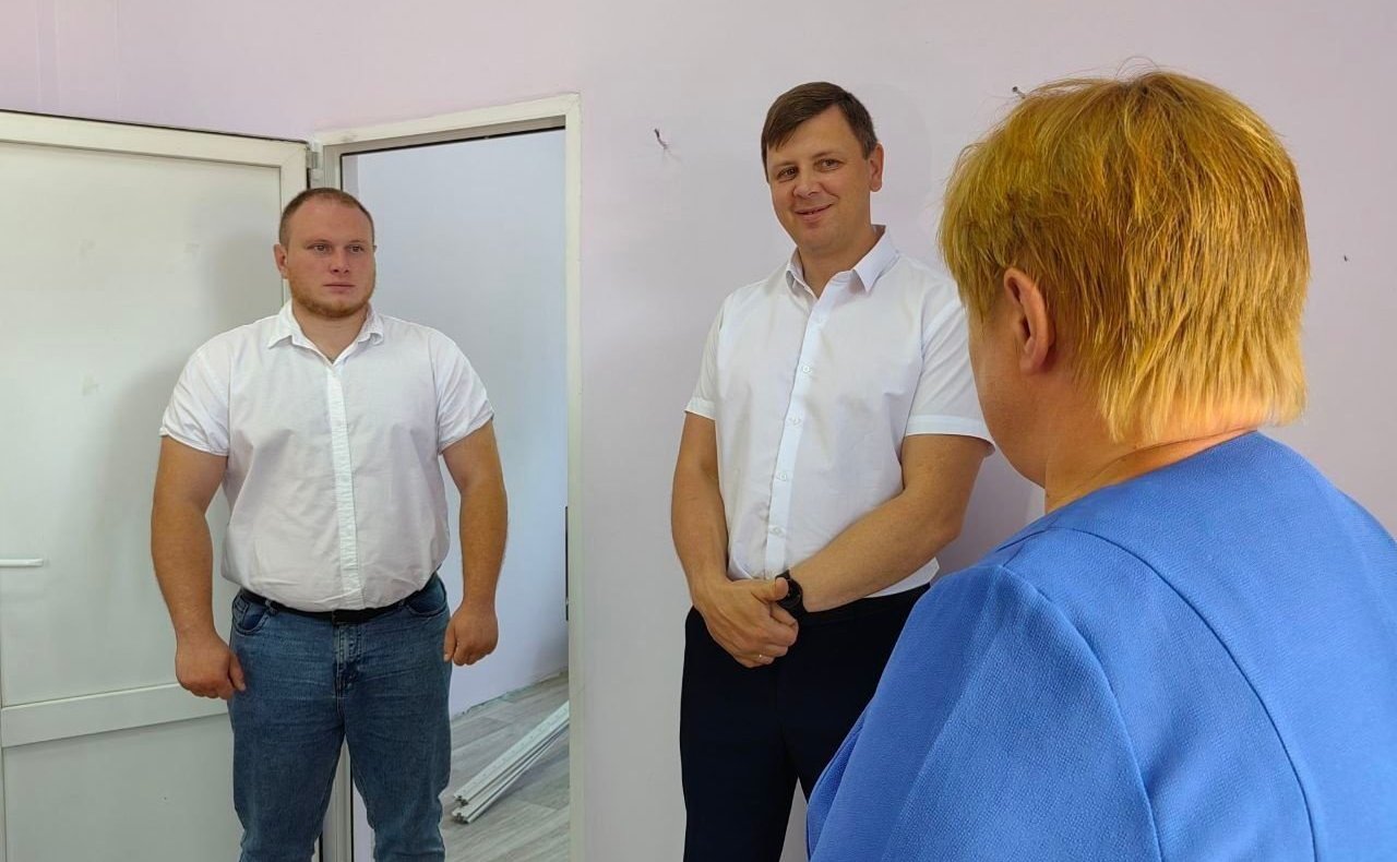 Артем Малащенков посетил сельский дом культуры в Монастырщинском районе