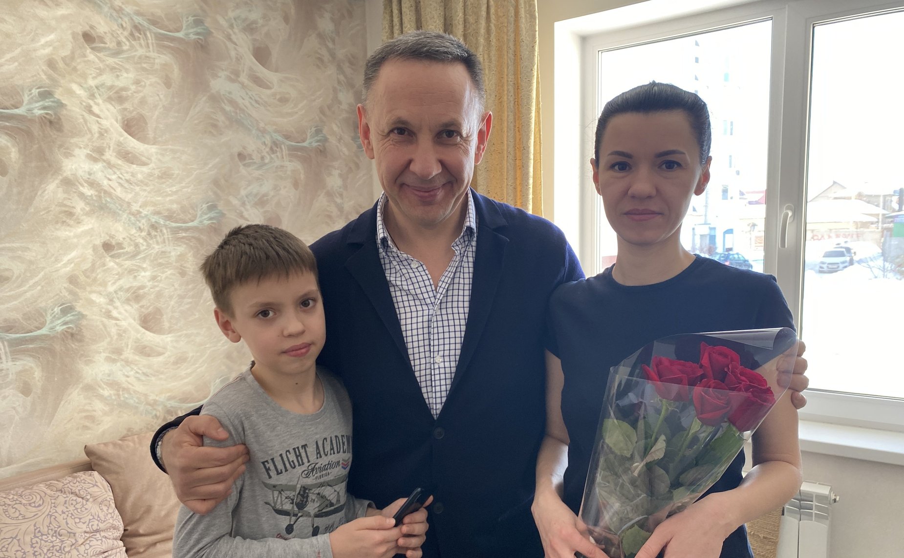 Олег Алексеев во время рабочей поездки в регион поздравил с Днем рождения маленького жителя города Энгельса