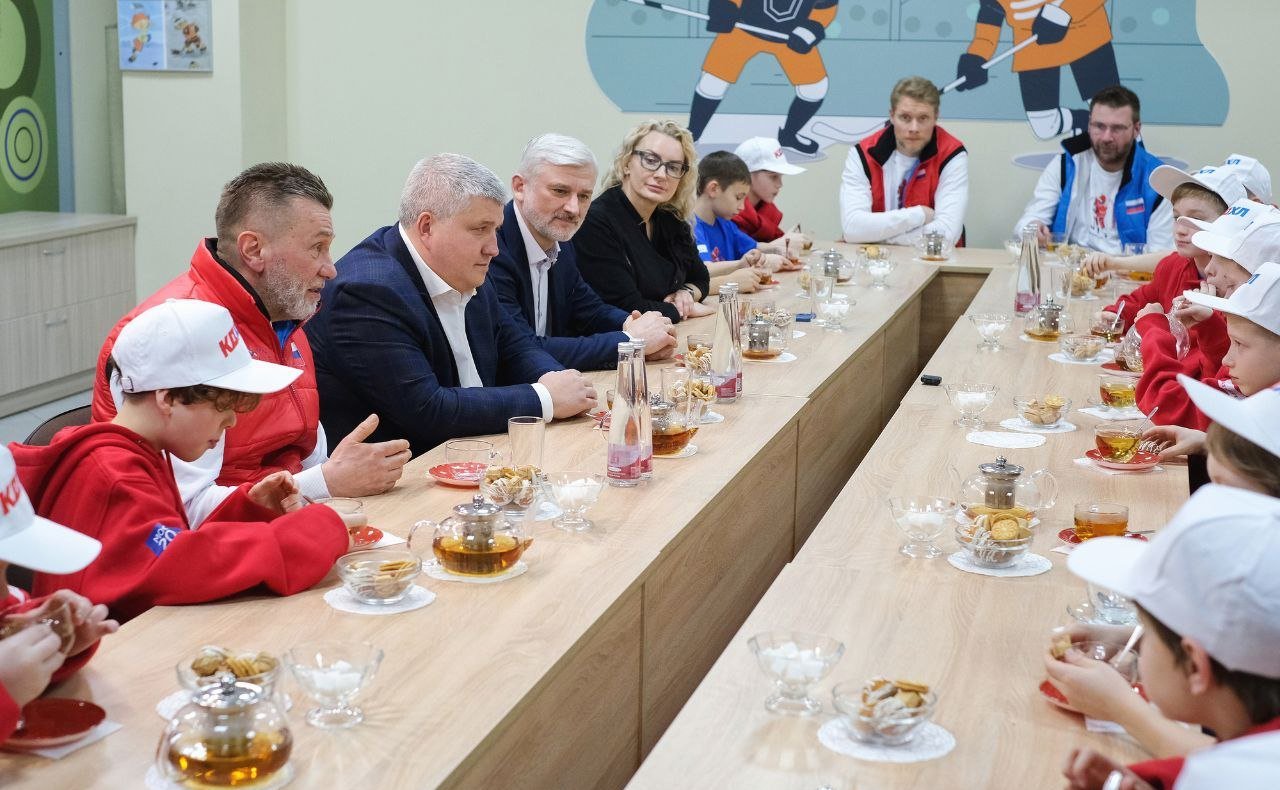 Сенатор Евгений Дитрих и Губернатор Новгородской области 
Александр Дронов встретились с хоккейной юношеской командой «Йети»