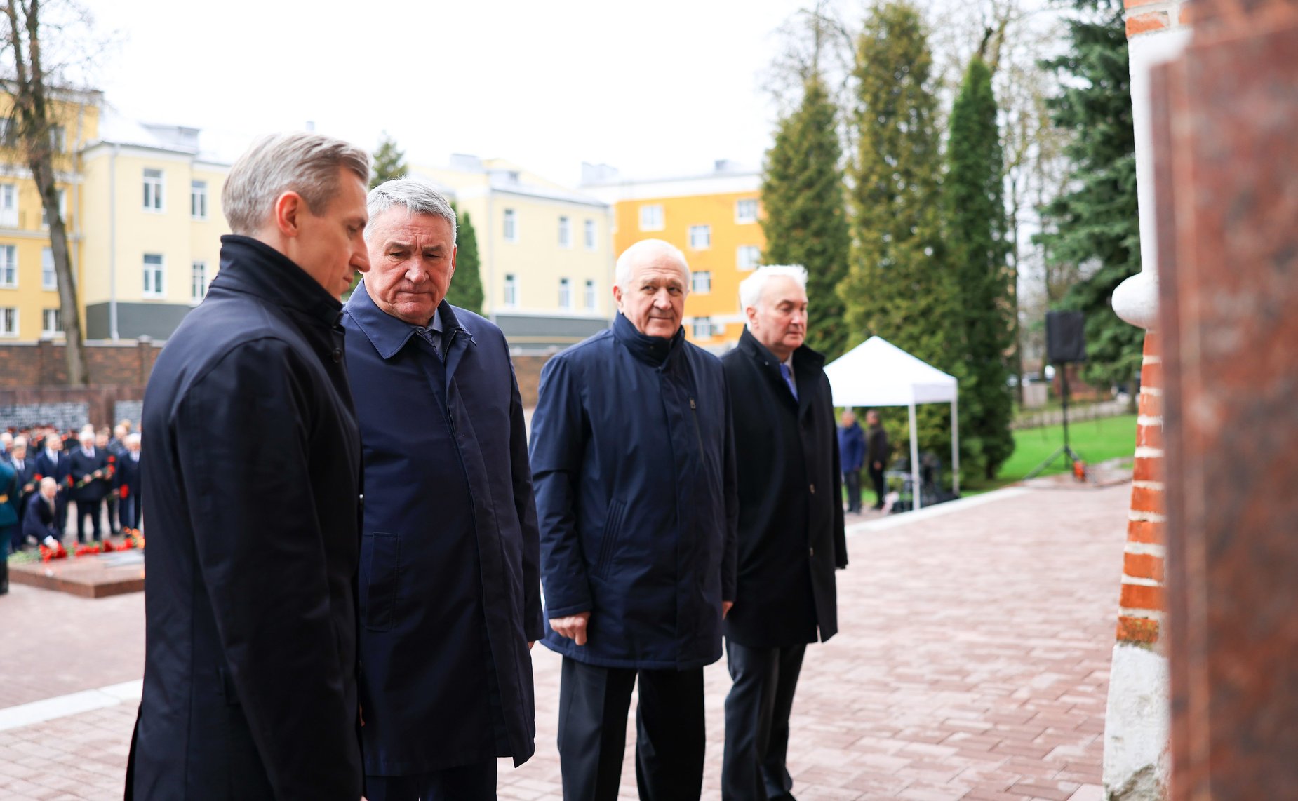 Сенаторы возложили цветы к Вечному огню в Сквере Памяти Героев в Смоленске