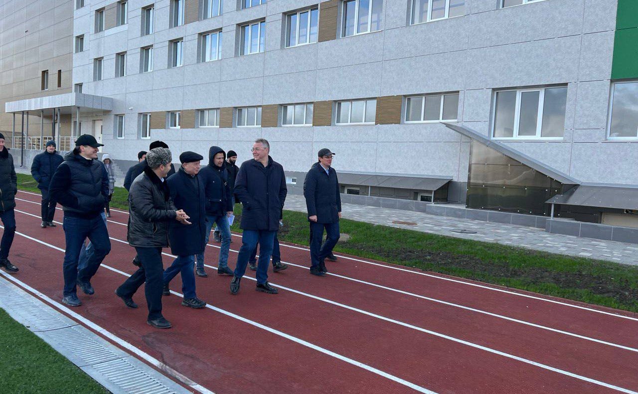 Анатолий Артамонов совершил рабочую поездку в Кавминводы и посетил строительные площадки социальных объектов Кисловодска