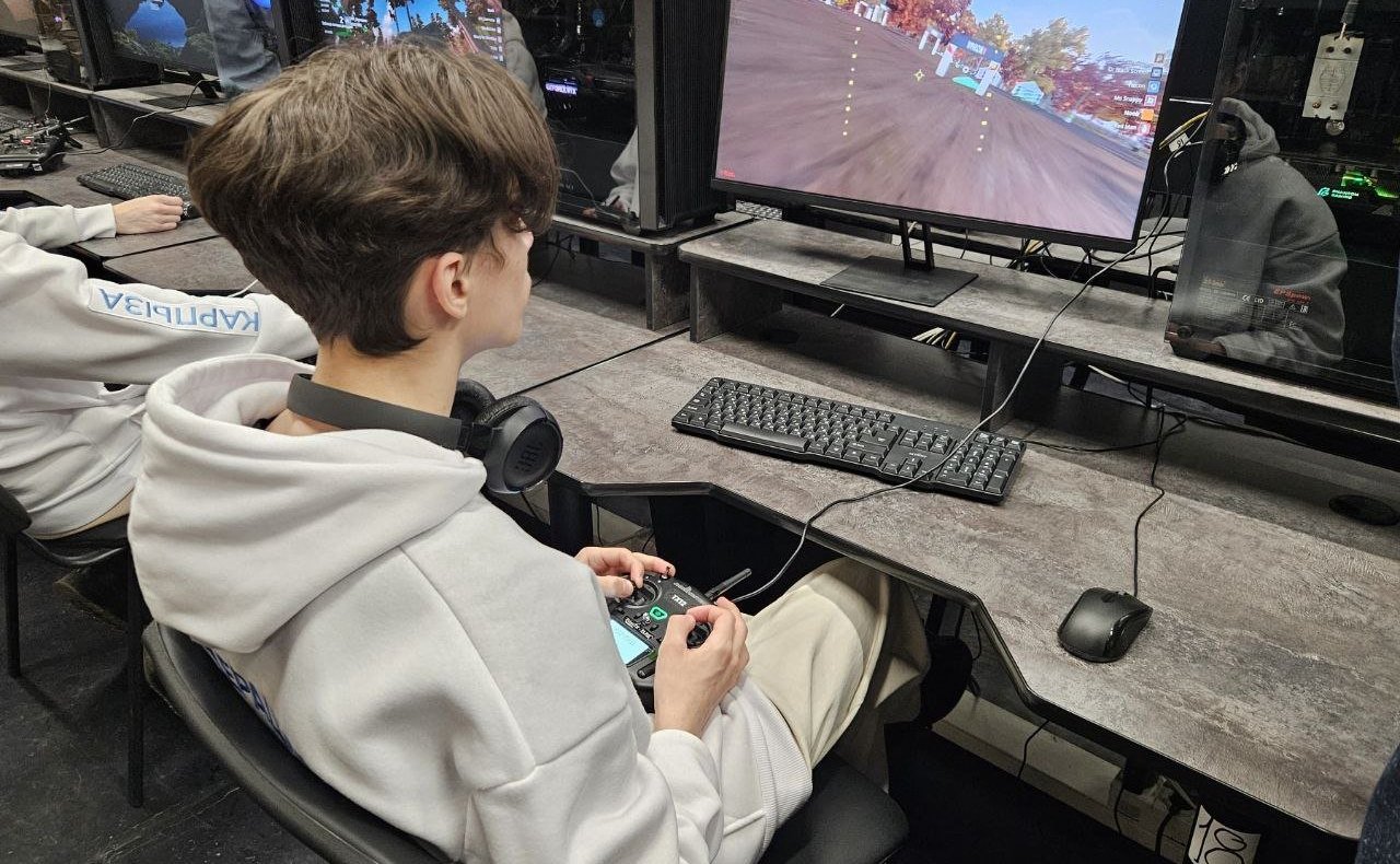 Владимир Городецкий посетил Федерацию гонок дронов в Новосибирской области