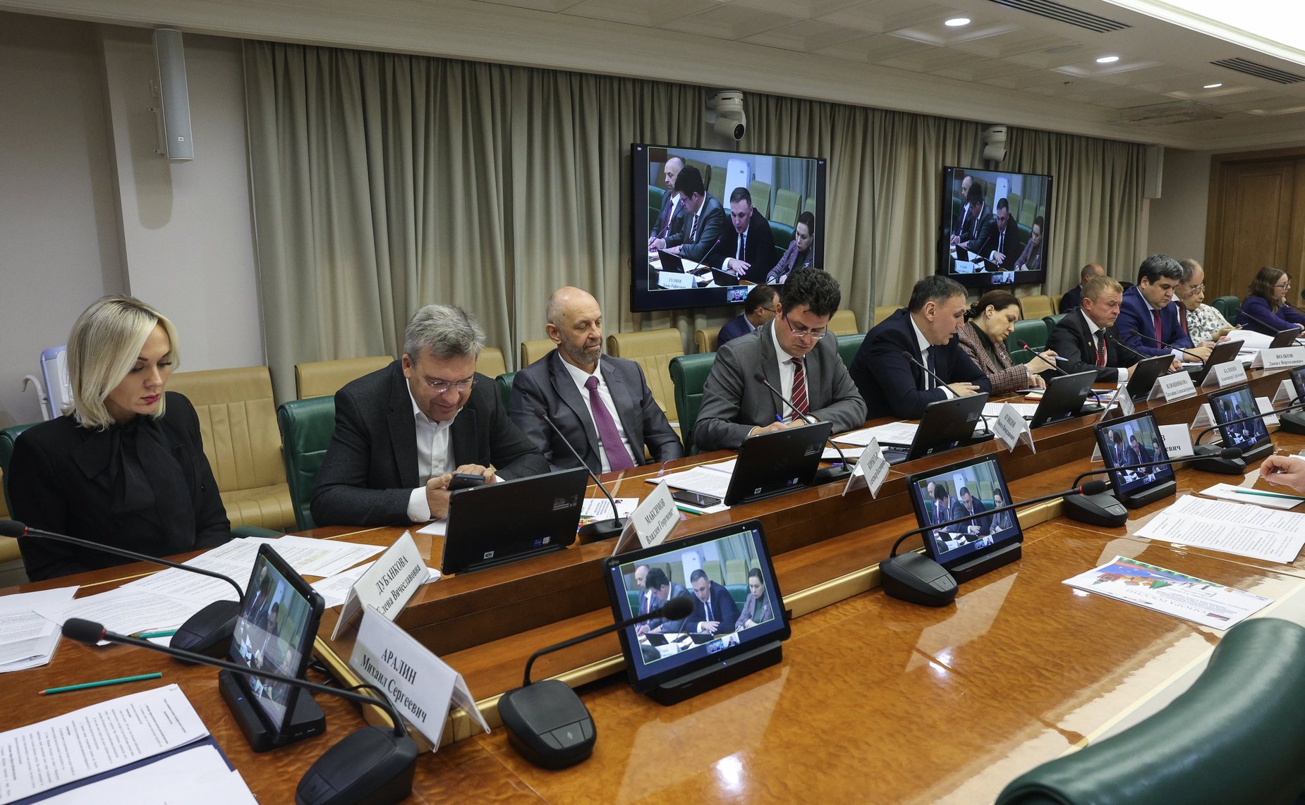 Заместитель Председателя Совета Федерации Николай Журавлев провел совещание по вопросам развития малого и среднего предпринимательства в стране