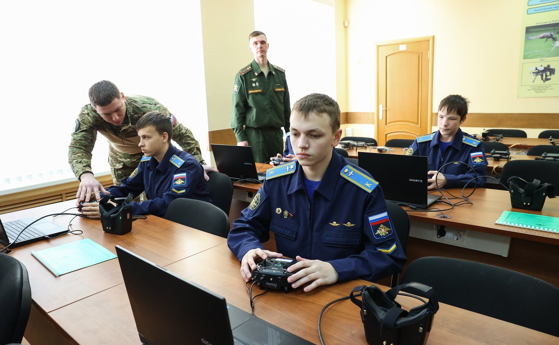 Андрей Турчак и Николай Журавлев провели встречи с победителями шахматного турнира РОСлиги и с воспитанниками Клуба юных летчиков и космонавтов
