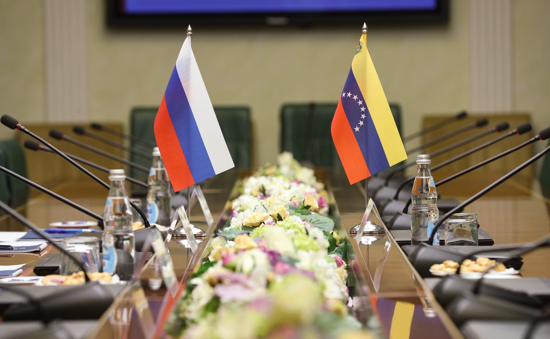 Встреча Константина Косачева с Чрезвычайным и Полномочным Послом Боливарианской Республики Венесуэла в РФ Карлосом Рафаэлем Фарма Тортосой