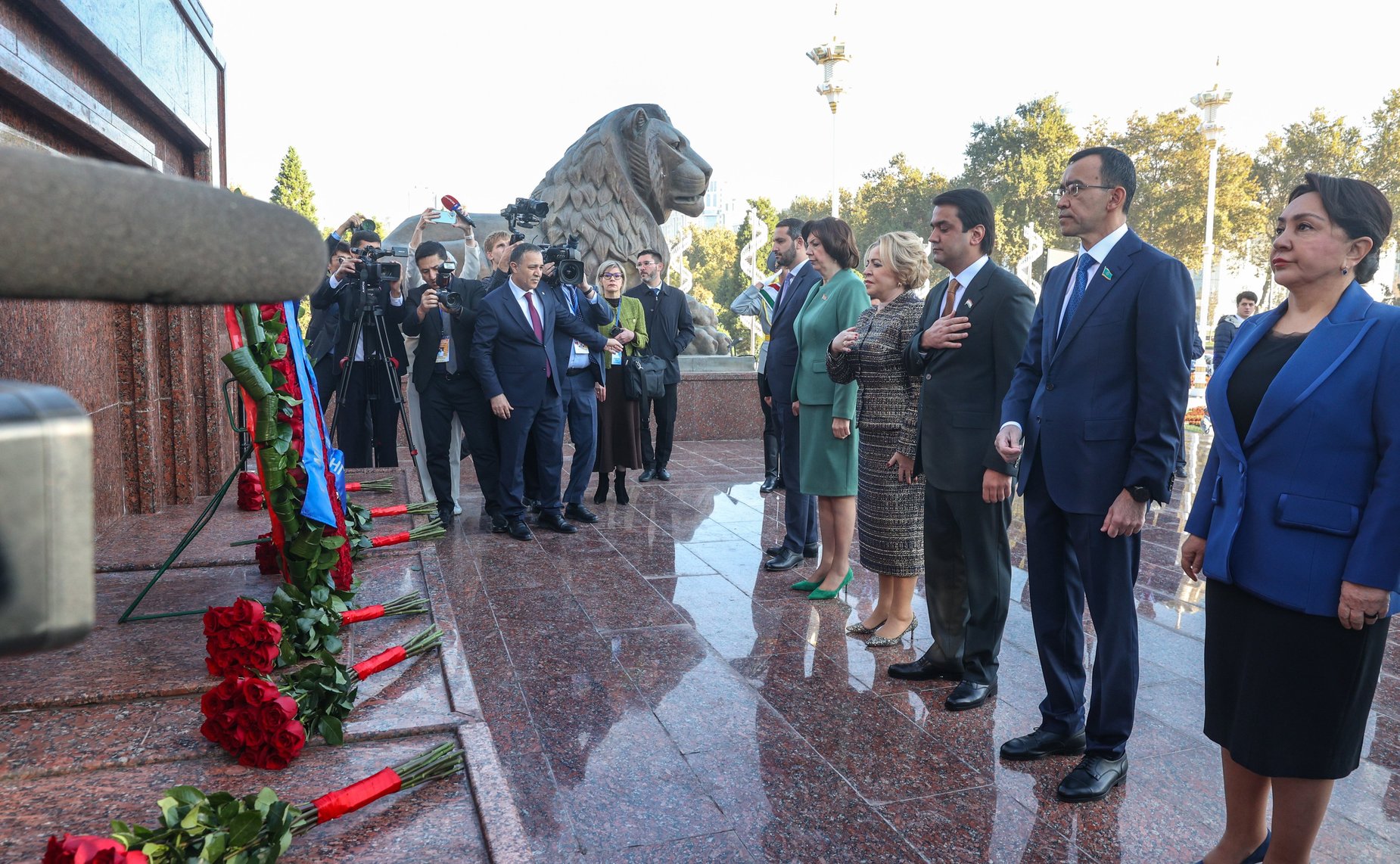 Торжественная церемония возложения цветов с участием руководителей парламентских делегаций к памятнику Исмоилу Сомони