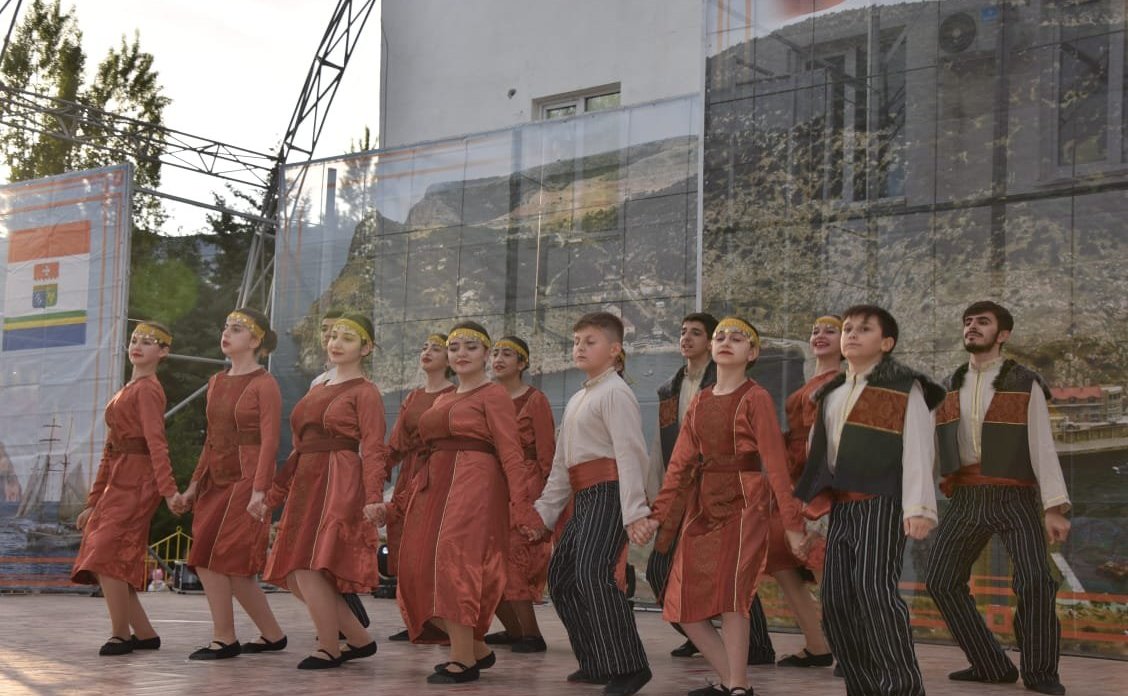 Екатерина Алтабаева вручила Благодарности Председателя СФ жителям Балаклавы