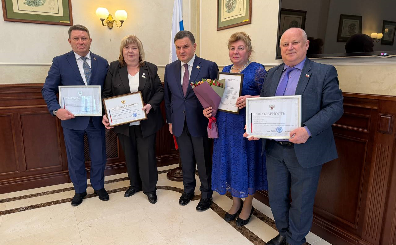Сергей Перминов вручил сенатские награды землякам-Ленинградцам