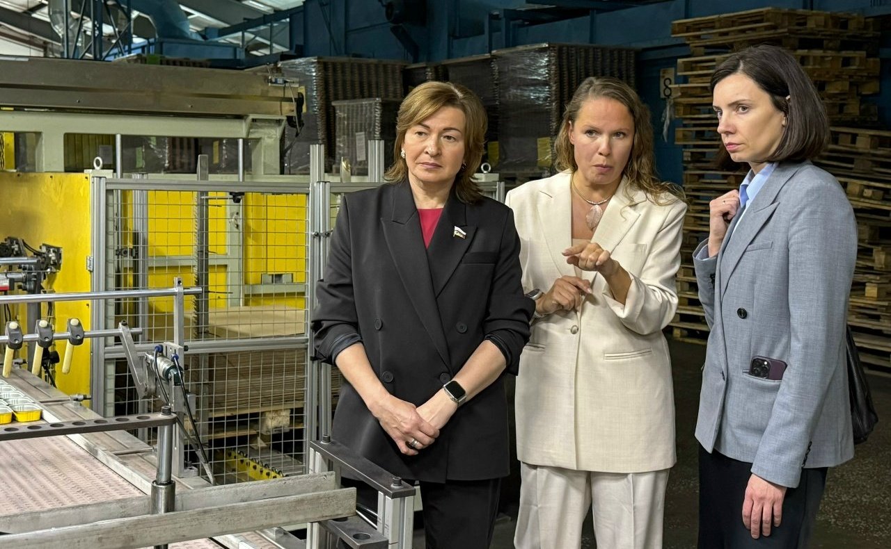 Лариса Круглова совместно с вице-губернатором и министром развития Арктики и экономики Мурманской области Светланой Панфиловой приняла участие в запуске современной производственной линии на тарном комбинате