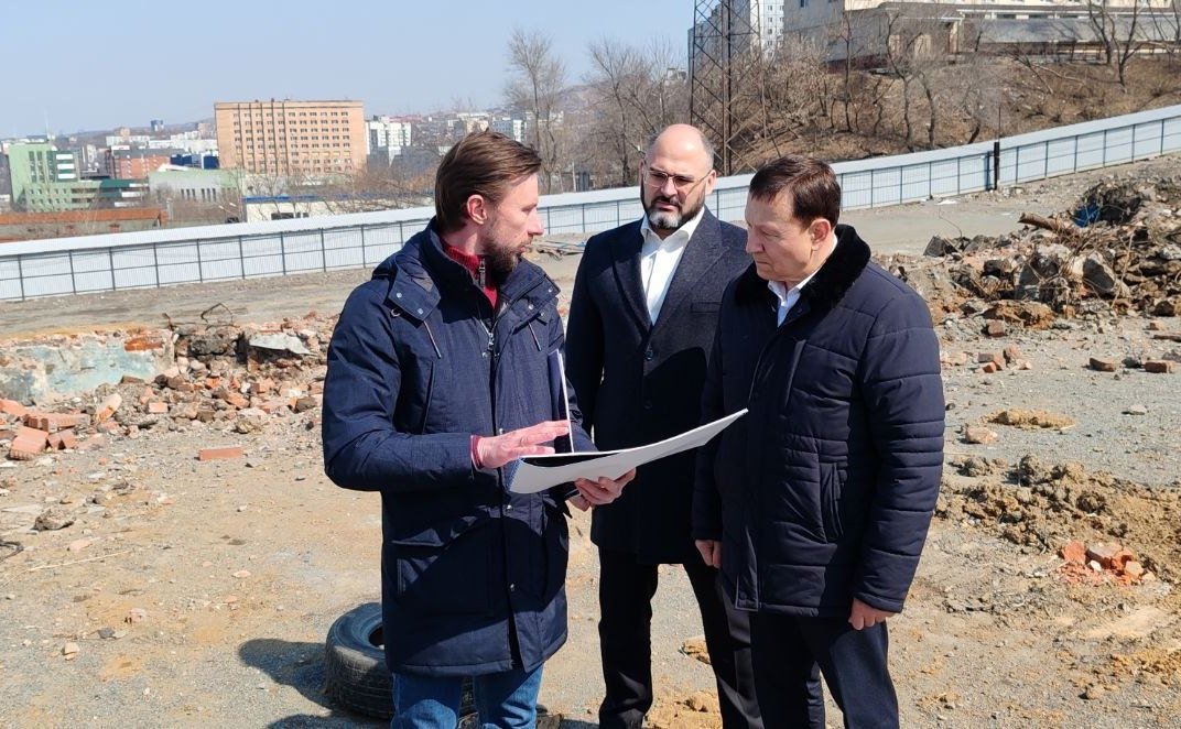 В ходе региональной недели Александр Ролик провел рабочие встречи и осмотрел ряд объектов во Владивостоке
