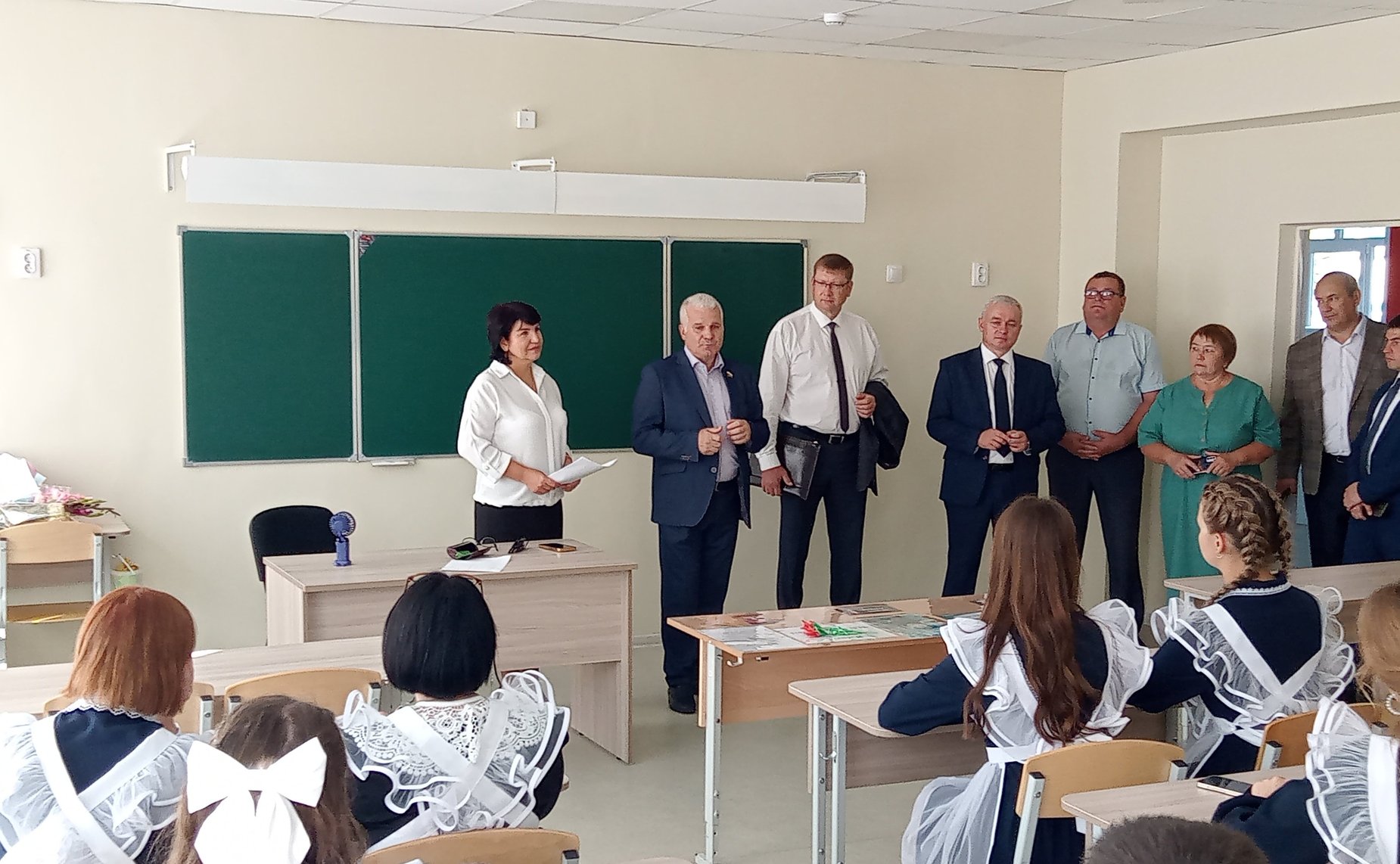 Сергей Мартынов побывал на линейке в крупнейшей школе Параньгинского района