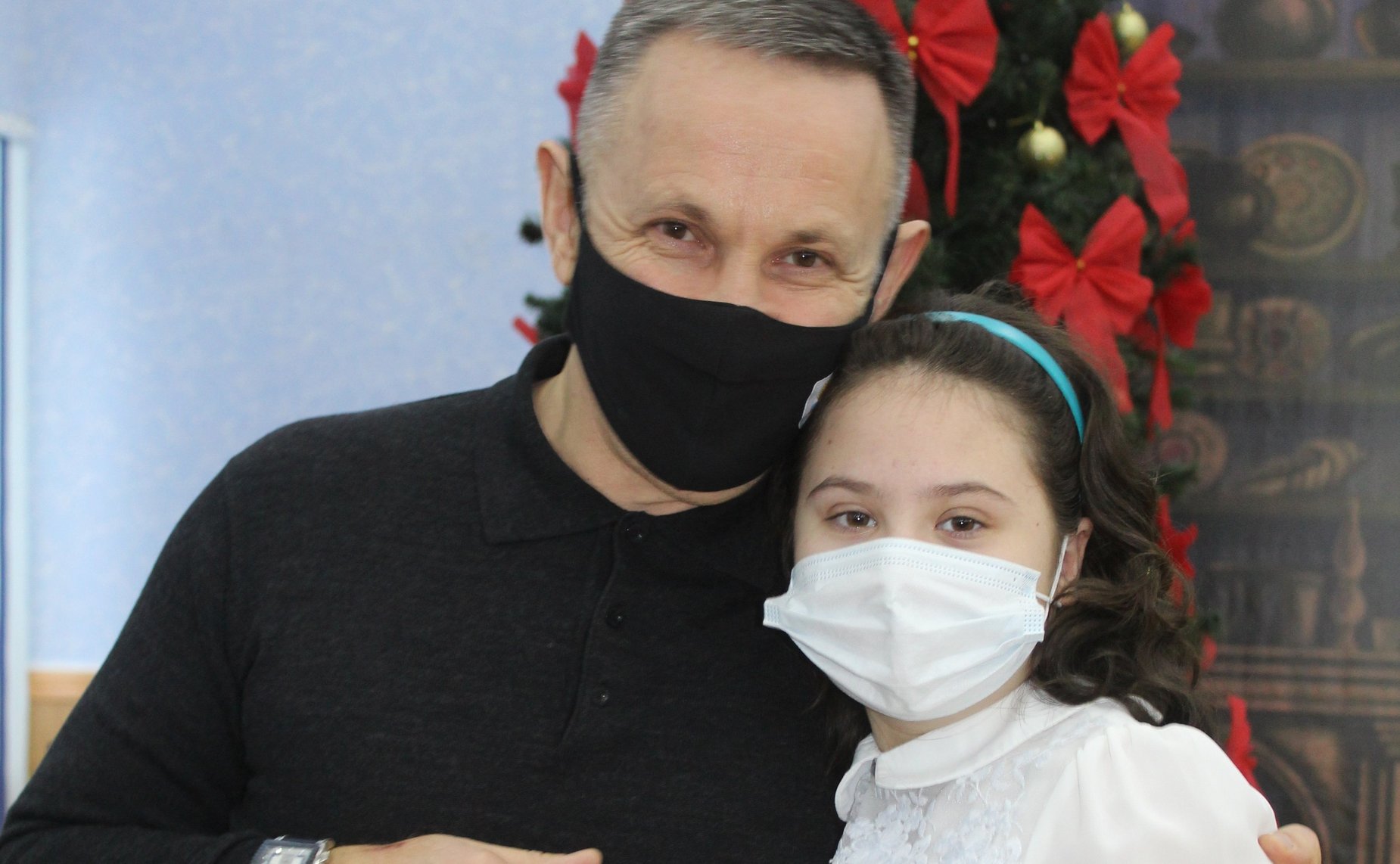 Сенатор Олег Алексеев поздравил с новогодними праздниками ребят, которым требуется особое внимание