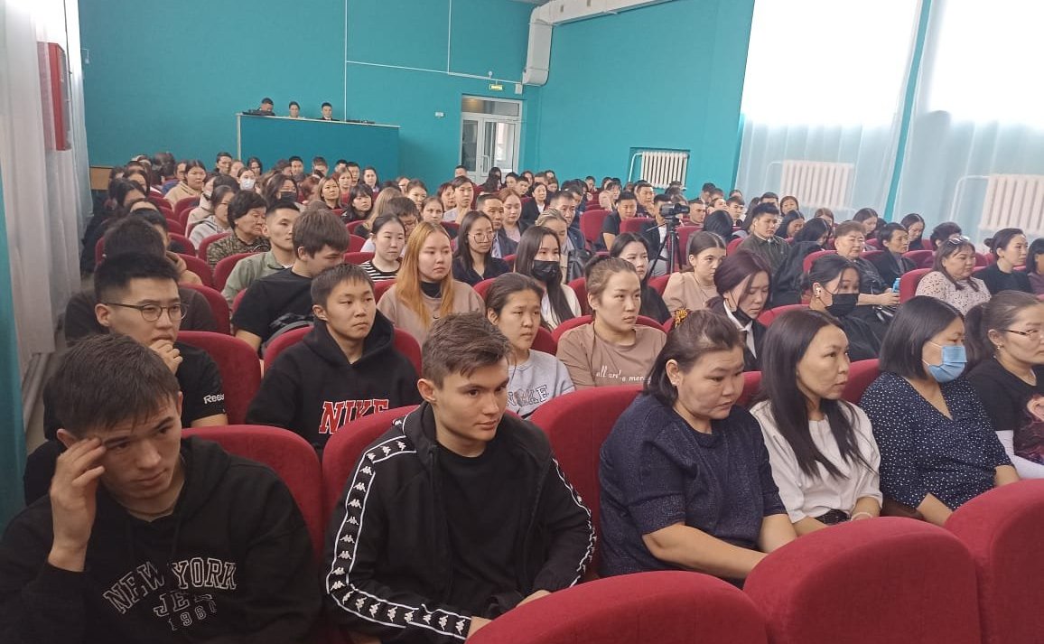 Баир Жамcуев в Агинском встретился с работниками налоговой службы, со студентами и преподавателями средних специальных учебных заведений